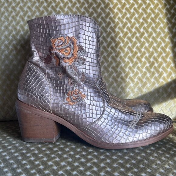 Marco Delli Women's Chenoa Bronze Leather Floral Embroidery Ankle Boots NEW - Picture 6 of 16